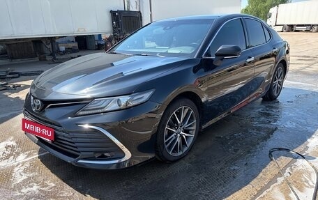 Toyota Camry, 2022 год, 3 300 000 рублей, 2 фотография
