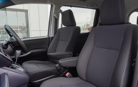 Toyota Noah III, 2014 год, 1 950 000 рублей, 11 фотография
