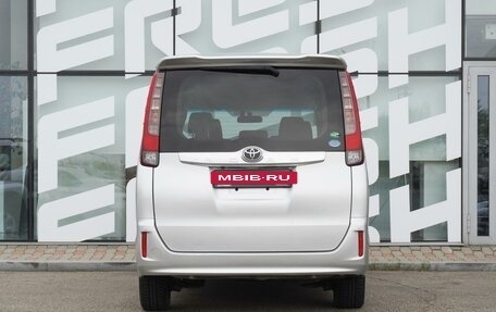 Toyota Noah III, 2014 год, 1 950 000 рублей, 4 фотография