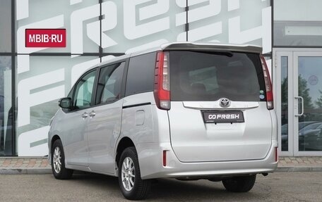 Toyota Noah III, 2014 год, 1 950 000 рублей, 3 фотография