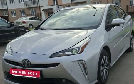Toyota Prius IV XW50, 2021 год, 2 450 000 рублей, 2 фотография