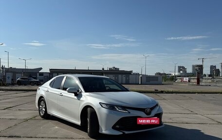 Toyota Camry, 2018 год, 2 675 000 рублей, 2 фотография