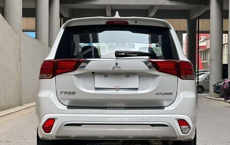 Mitsubishi Outlander III рестайлинг 3, 2022 год, 1 790 000 рублей, 4 фотография