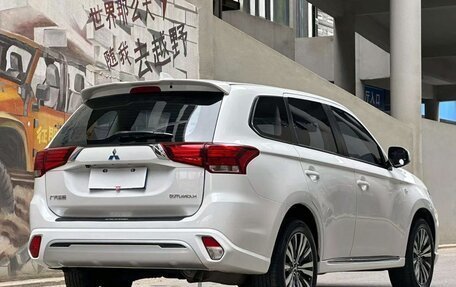 Mitsubishi Outlander III рестайлинг 3, 2022 год, 1 790 000 рублей, 3 фотография