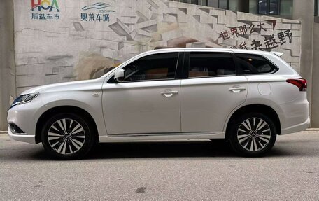 Mitsubishi Outlander III рестайлинг 3, 2022 год, 1 790 000 рублей, 2 фотография