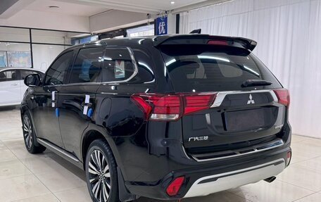 Mitsubishi Outlander III рестайлинг 3, 2022 год, 1 790 000 рублей, 3 фотография