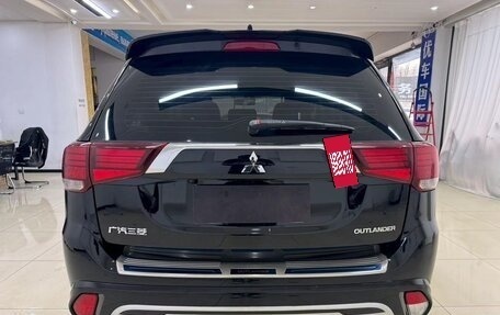 Mitsubishi Outlander III рестайлинг 3, 2022 год, 1 790 000 рублей, 4 фотография