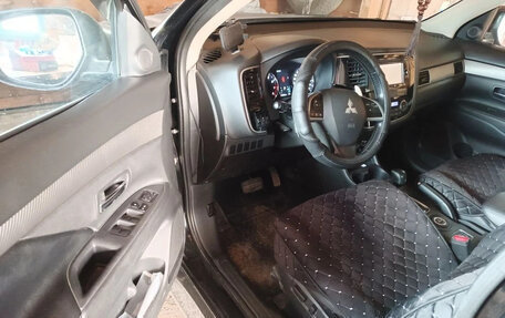 Mitsubishi Outlander III рестайлинг 3, 2014 год, 1 550 000 рублей, 2 фотография