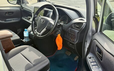 Toyota Voxy III, 2016 год, 1 950 000 рублей, 7 фотография