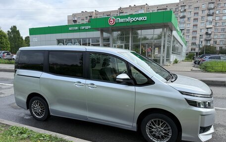 Toyota Voxy III, 2016 год, 1 950 000 рублей, 5 фотография