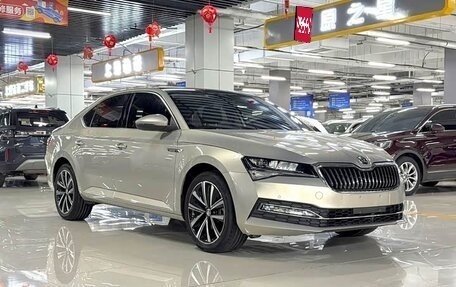 Skoda Superb III рестайлинг, 2022 год, 1 960 000 рублей, 3 фотография