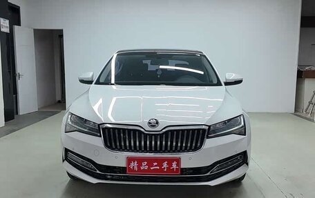 Skoda Superb III рестайлинг, 2022 год, 1 815 000 рублей, 2 фотография