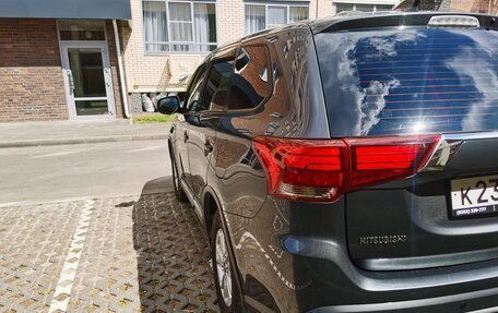 Mitsubishi Outlander III рестайлинг 3, 2019 год, 1 890 000 рублей, 5 фотография