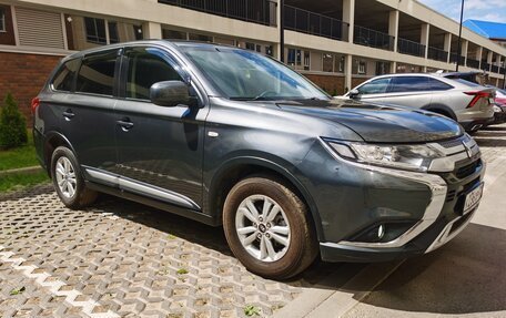 Mitsubishi Outlander III рестайлинг 3, 2019 год, 1 890 000 рублей, 2 фотография