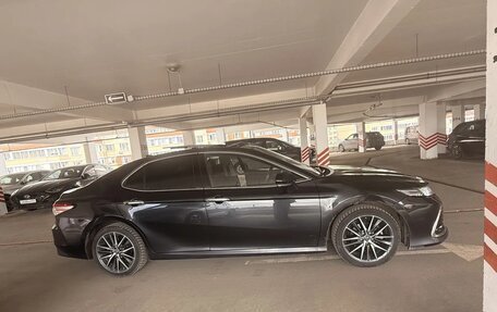 Toyota Camry, 2023 год, 3 450 000 рублей, 2 фотография