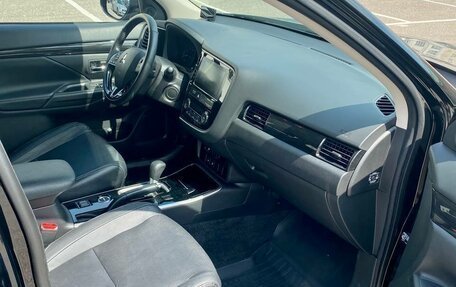 Mitsubishi Outlander III рестайлинг 3, 2018 год, 2 440 000 рублей, 8 фотография