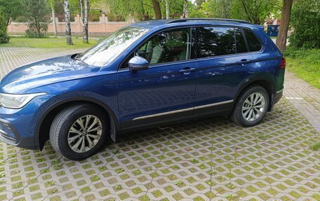 Volkswagen Tiguan II, 2021 год, 2 330 000 рублей, 3 фотография