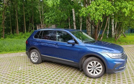 Volkswagen Tiguan II, 2021 год, 2 330 000 рублей, 2 фотография