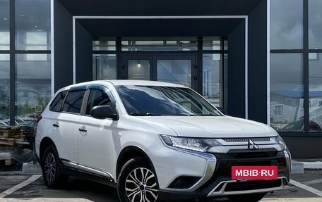 Mitsubishi Outlander III рестайлинг 3, 2019 год, 1 599 000 рублей, 3 фотография