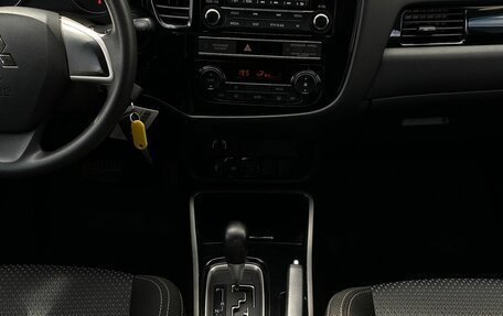 Mitsubishi Outlander III рестайлинг 3, 2019 год, 1 599 000 рублей, 13 фотография