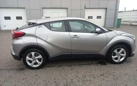 Toyota C-HR I рестайлинг, 2017 год, 2 200 000 рублей, 2 фотография