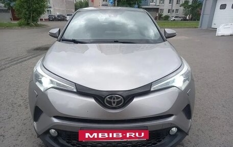 Toyota C-HR I рестайлинг, 2017 год, 2 200 000 рублей, 6 фотография
