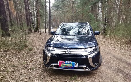 Mitsubishi Outlander III рестайлинг 3, 2021 год, 3 050 000 рублей, 2 фотография