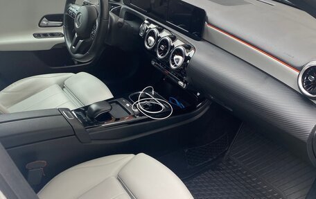 Mercedes-Benz A-Класс, 2018 год, 2 000 000 рублей, 9 фотография
