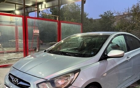 Hyundai Solaris II рестайлинг, 2011 год, 820 000 рублей, 2 фотография