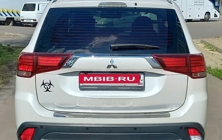 Mitsubishi Outlander III рестайлинг 3, 2018 год, 2 300 000 рублей, 11 фотография