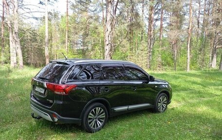 Mitsubishi Outlander III рестайлинг 3, 2016 год, 1 550 000 рублей, 3 фотография