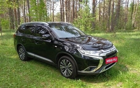 Mitsubishi Outlander III рестайлинг 3, 2016 год, 1 550 000 рублей, 4 фотография