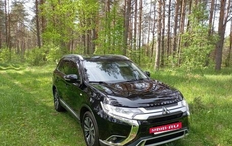 Mitsubishi Outlander III рестайлинг 3, 2016 год, 1 550 000 рублей, 5 фотография