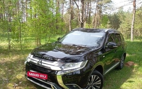 Mitsubishi Outlander III рестайлинг 3, 2016 год, 1 550 000 рублей, 8 фотография