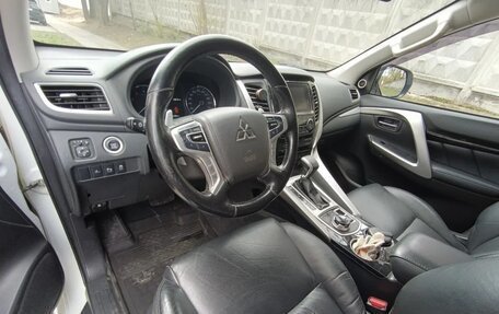 Mitsubishi Pajero Sport III рестайлинг, 2016 год, 3 700 000 рублей, 9 фотография