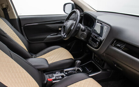 Mitsubishi Outlander III рестайлинг 3, 2019 год, 2 180 000 рублей, 9 фотография