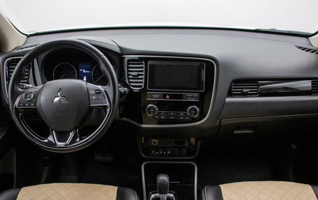 Mitsubishi Outlander III рестайлинг 3, 2019 год, 2 180 000 рублей, 13 фотография