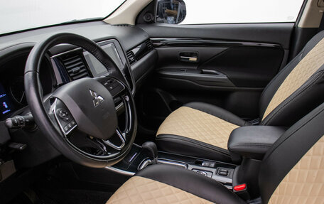 Mitsubishi Outlander III рестайлинг 3, 2019 год, 2 180 000 рублей, 10 фотография