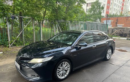 Toyota Camry, 2018 год, 1 900 000 рублей, 2 фотография