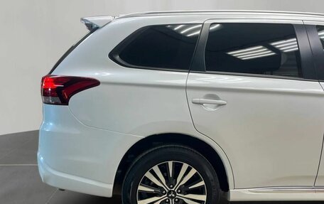 Mitsubishi Outlander III рестайлинг 3, 2022 год, 2 550 000 рублей, 5 фотография