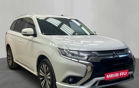 Mitsubishi Outlander III рестайлинг 3, 2022 год, 2 550 000 рублей, 7 фотография