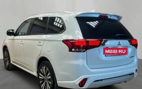 Mitsubishi Outlander III рестайлинг 3, 2022 год, 2 550 000 рублей, 2 фотография