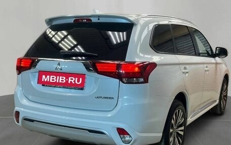 Mitsubishi Outlander III рестайлинг 3, 2022 год, 2 550 000 рублей, 4 фотография
