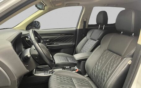 Mitsubishi Outlander III рестайлинг 3, 2022 год, 2 550 000 рублей, 13 фотография