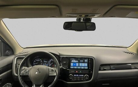 Mitsubishi Outlander III рестайлинг 3, 2022 год, 2 550 000 рублей, 14 фотография