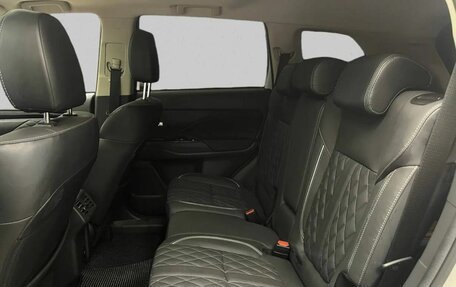 Mitsubishi Outlander III рестайлинг 3, 2022 год, 2 550 000 рублей, 23 фотография