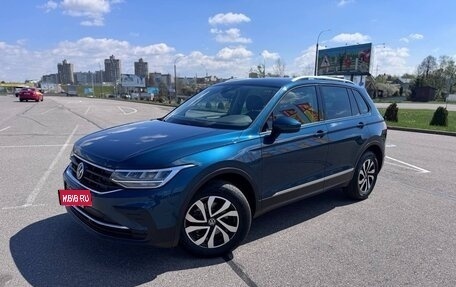 Volkswagen Tiguan II, 2021 год, 2 200 000 рублей, 2 фотография