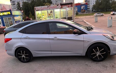 Hyundai Solaris II рестайлинг, 2011 год, 550 000 рублей, 3 фотография
