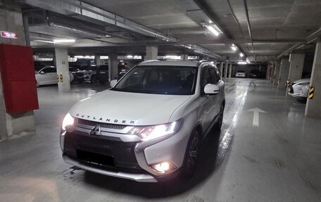 Mitsubishi Outlander III рестайлинг 3, 2018 год, 2 000 000 рублей, 2 фотография