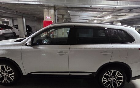 Mitsubishi Outlander III рестайлинг 3, 2018 год, 2 000 000 рублей, 3 фотография